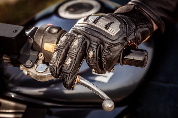 Quels sont les avantages et les caractéristiques des gants chauffants pour moto ?