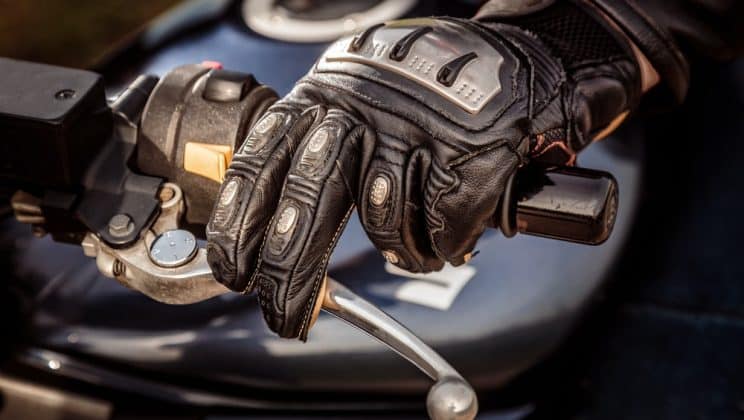 Quels sont les avantages et les caractéristiques des gants chauffants pour moto ?